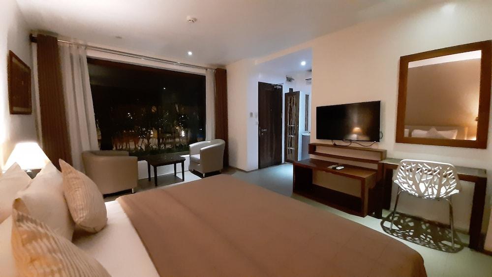 Urban Sands Hotel Iloilo Bagian luar foto